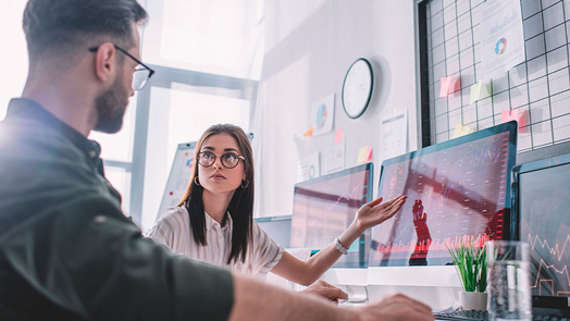 Especialistas em Business Intelligence a analisar um dashboard no Power BI