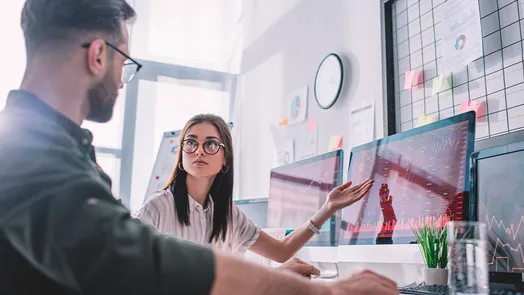 Especialistas em Business Intelligence a analisar um dashboard no Power BI
