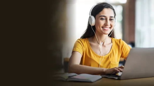 Uma estudante do curso onlline da Universidade Europeia