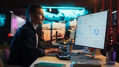 Senhor a usar computador e no ecrã gráficos