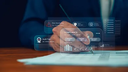 Uma pessoa a escrever sobre um papel e a aparecer imagens de cibersegurança e compliance