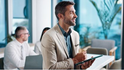 Hombre de negocios con tableta para la planificaci&oacute;n