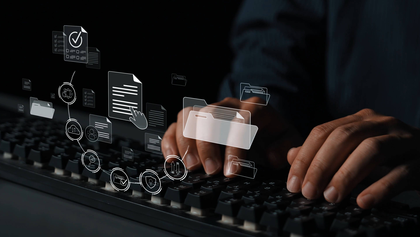 Uma pessoa a digitar no teclado e aparecer &iacute;cones de ficheiro