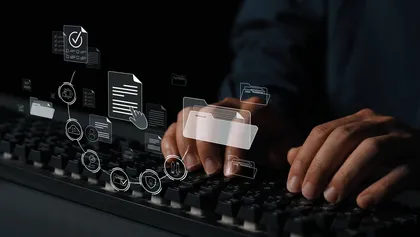 Uma pessoa a digitar no teclado e aparecer ícones de ficheiro