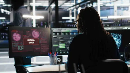 Senhora a usar o computador e no ecrã a aparecer informações de segurança digital