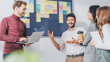 Estudantes a apresentar um dashboard