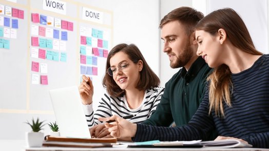 jóvenes empresarios con laptop trabajando en la oficina