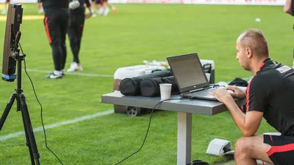 analista de fútbol trabajando en el campo