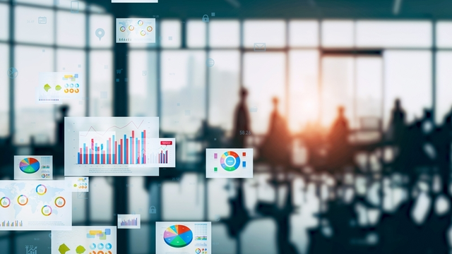 Grupo de personas trabajando en an&aacute;lisis de datos en una oficina