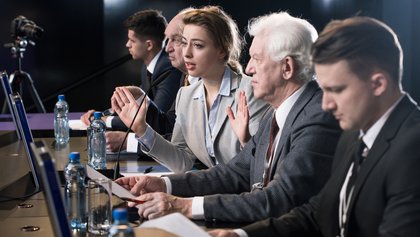 gente vestida de traje durante una rueda de persona