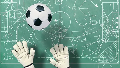 guantes de portero de fútbol y balón de fútbol sobre fondo de pizarra verde con estrategias de campo dibujadas