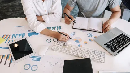 dos personas repasan unos gráficos