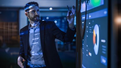 director financiero haciendo una presentación