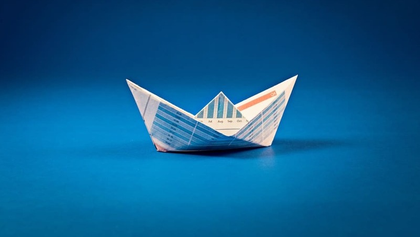 barco de papel sobre fondo azul