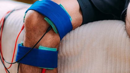 imagen de un paciente recibiendo electroterapia en una sesión de fisioterapia