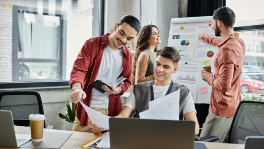 equipa a fazer comunicação empresarial