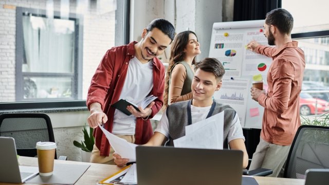 equipa a fazer comunicação empresarial
