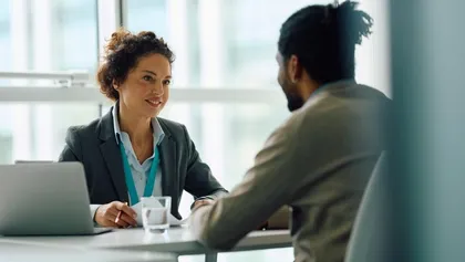 personal de recursos humanos habla con un candidato durante una entrevista de trabajo