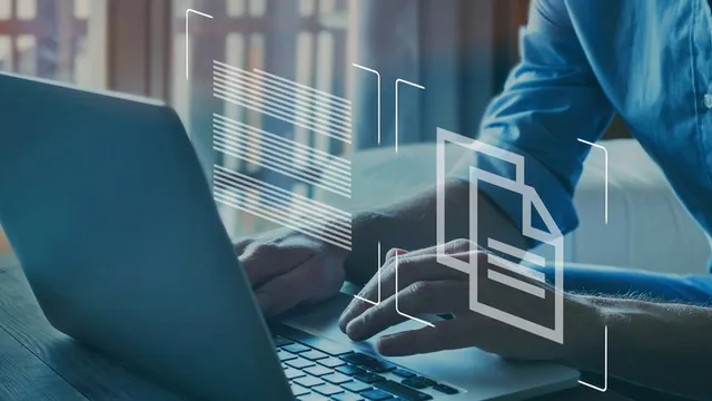 Pessoa a usar o portátil com imagens de vetor que ressoa como fichieiros como excel e word