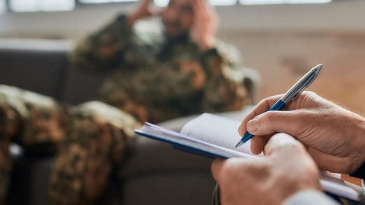 psicólogo militar realizando evaluación