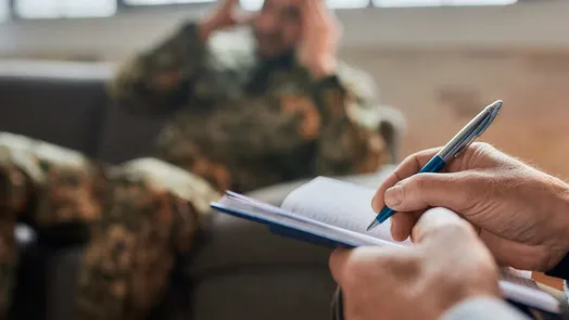 psicólogo militar realizando evaluación