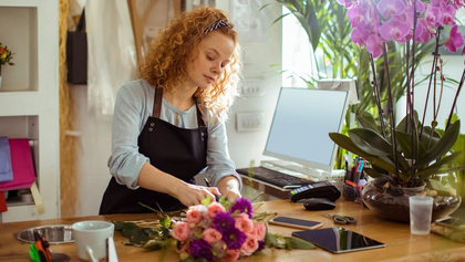 chica joven hace un ramo de flores en una florister&iacute;a