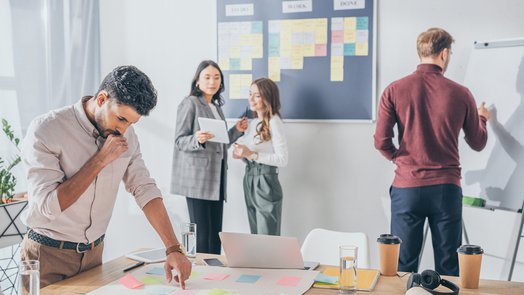 scrum master trabajando con su equipo