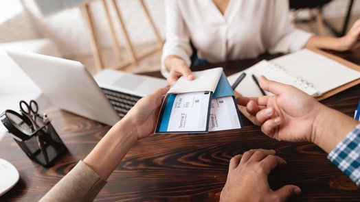 personas recibiendo la documentación de la reserva de su viaje