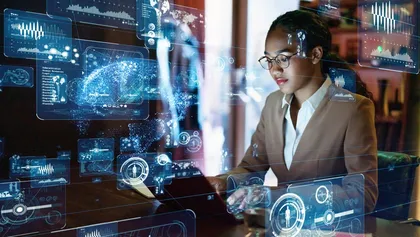 Consultora de legaltech a trabalhar num computador portátil, rodeada por interfaces digitais e gráficos futuristas.