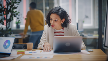 mujer administradora de empresas estudiando una maestria