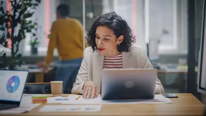 mujer administradora de empresas estudiando una maestria