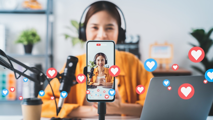 mujer grabando contenido para redes sociales
