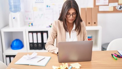 Mujer trabaja en su ordenador