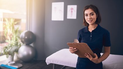 mujer fisioterapeuta