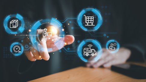 Pessoa a interagir com um ecrã virtual com ícones digitais relacionados com logística e comércio electrónico, como carrinho de compras, entrega, rastreamento e suporte ao cliente.