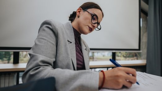 Estudiante dando el examen de acceso de abogacía