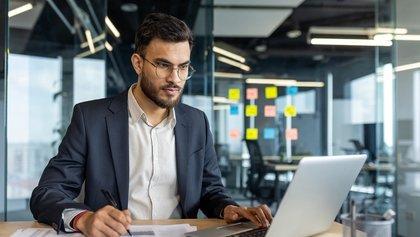 Hombre administrador de empresas
