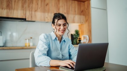 Mujer trabajando en tareas de marketing digital en su ordenador