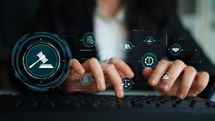 Concepto visual del derecho al olvido en la era digital, con un icono de justicia sobre un fondo tecnológico.