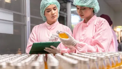 técnico de calidad alimentaria trabajando en una planta de embotellado