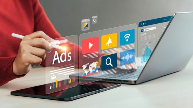 Gestora de marketing a definir o melhor tipos de marketing